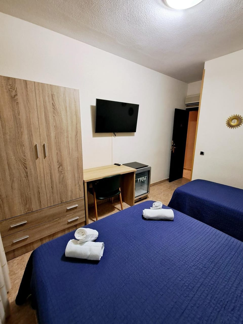 Bed, Photo of the whole room, Bedroom, wardrobe