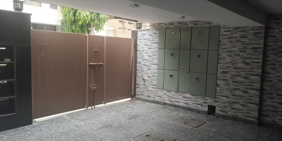 2BHK Short Stay Apartment walking Max Saket ( LIFT +Kitchen+Parking+3 nights min stay) Apartment in New Delhi
