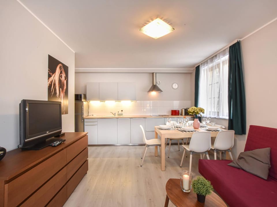 TV and multimedia, Living room, Seating area, Dining area