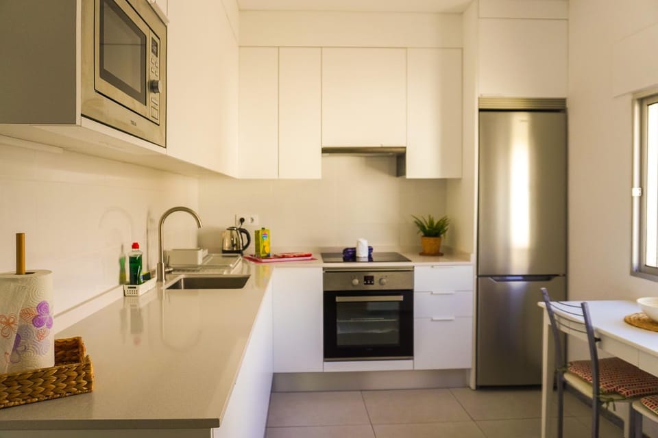 Kitchen or kitchenette, Dining area, oven, toaster