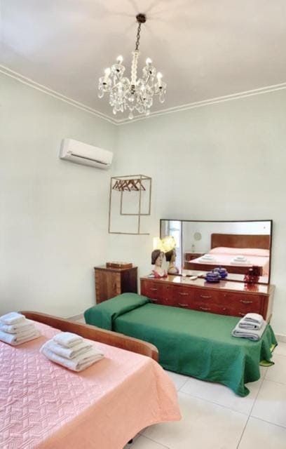Bed, Photo of the whole room, Decorative detail, Bedroom