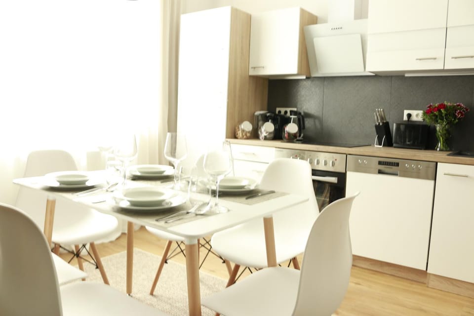 Kitchen or kitchenette, Dining area