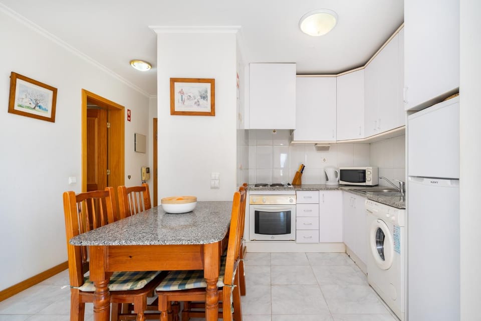 Kitchen or kitchenette, Dining area, oven, stove