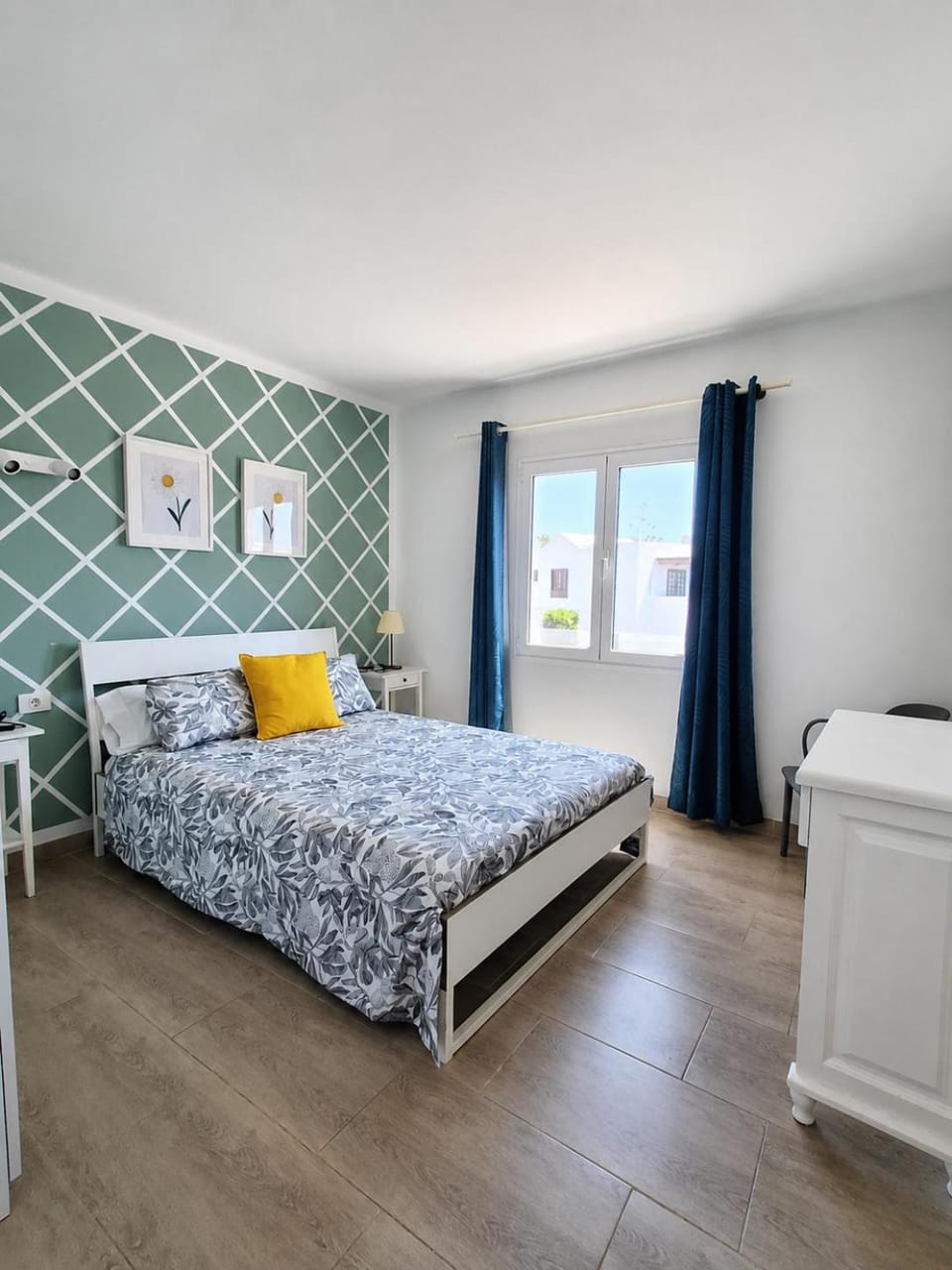 Bed, Photo of the whole room, Bedroom