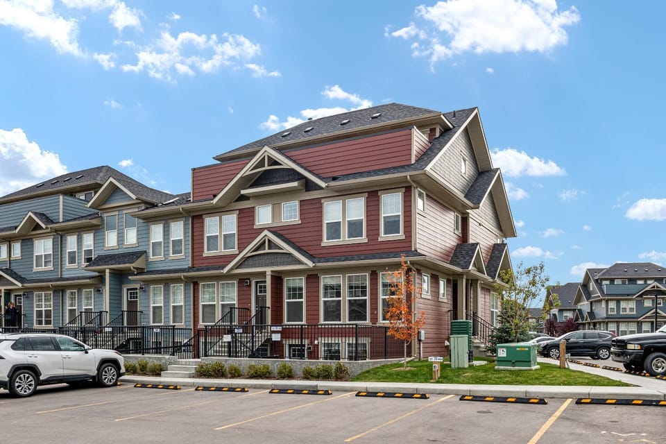 Property building, Day, Neighbourhood, Street view, Location, Parking