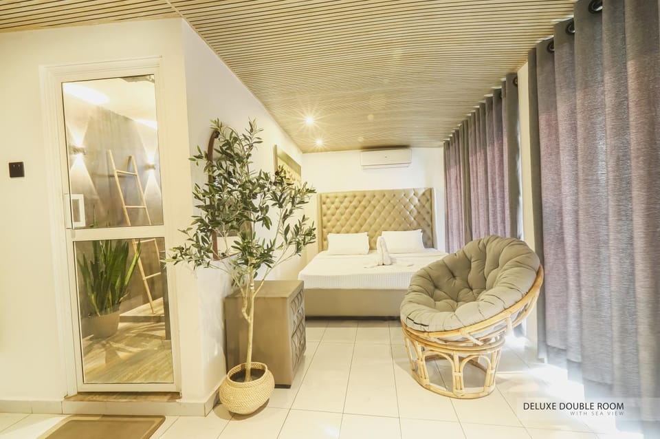Bed, Photo of the whole room, Seating area, Bedroom
