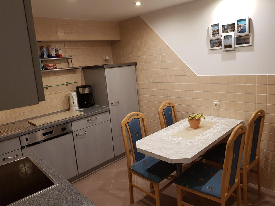 Kitchen or kitchenette, Dining area