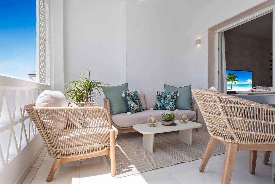 Moderno y luminoso apartamento en Las Gaviotas- Puerto Banús Apartment in Marbella