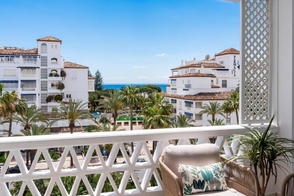 Moderno y luminoso apartamento en Las Gaviotas- Puerto Banús Apartment in Marbella