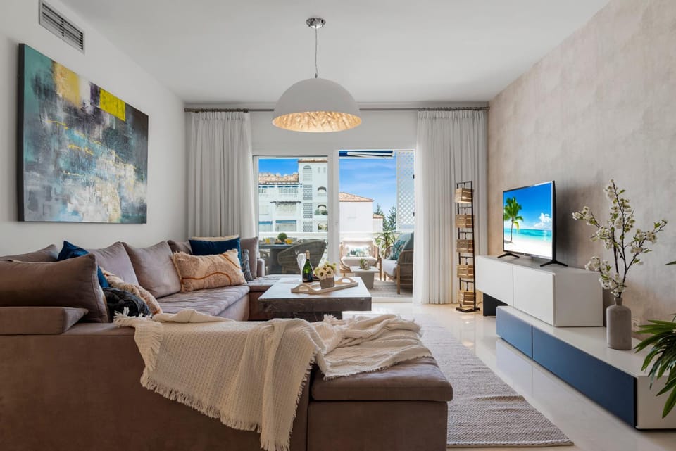 Moderno y luminoso apartamento en Las Gaviotas- Puerto Banús Apartment in Marbella