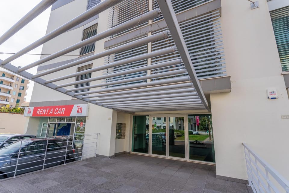 Facade/entrance, Off site