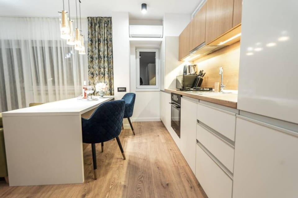 Kitchen or kitchenette, Dining area, minibar, stove