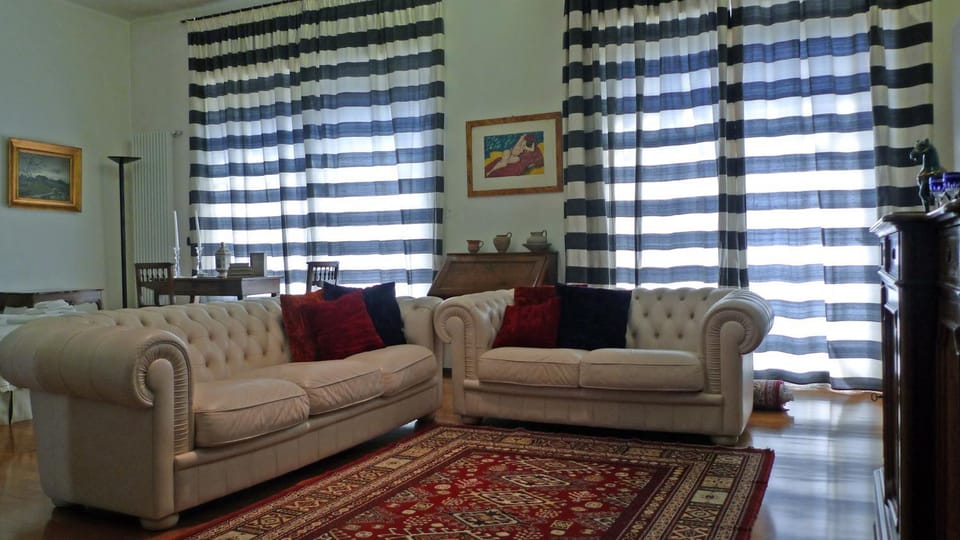 Photo of the whole room, Seating area