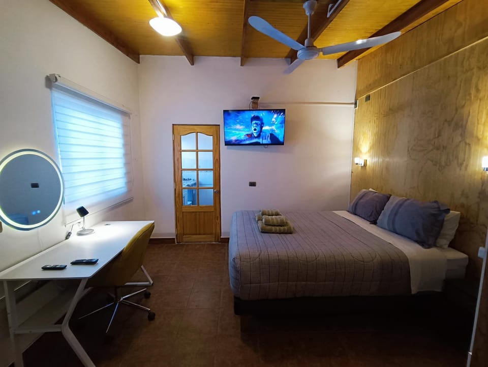 Bed, TV and multimedia, Bedroom