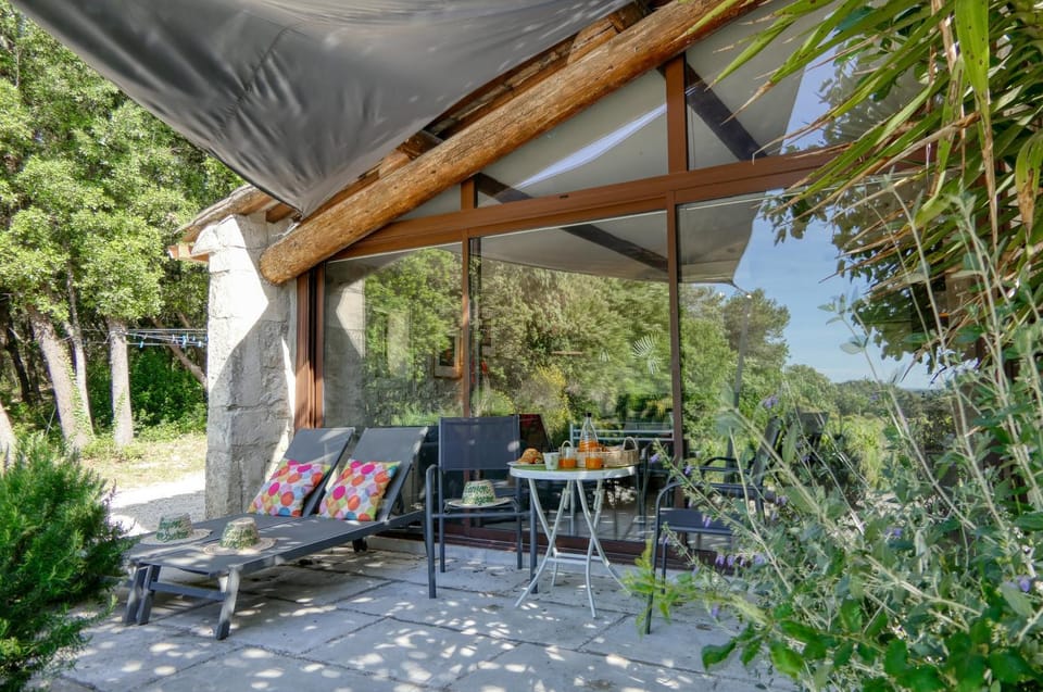 Facade/entrance, Dining area