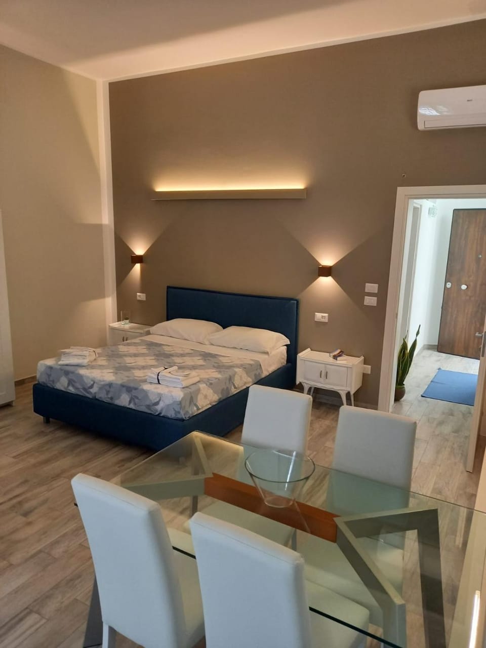 Bed, Photo of the whole room, Dining area, Bedroom, air conditioner