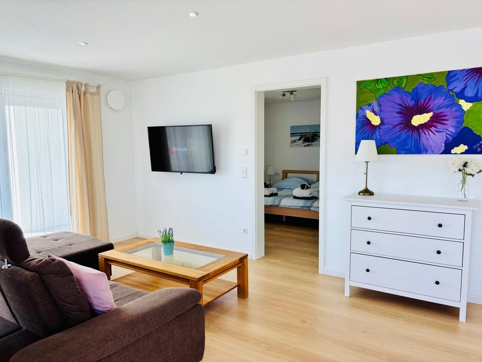 TV and multimedia, Living room, Photo of the whole room, Seating area, Evening entertainment