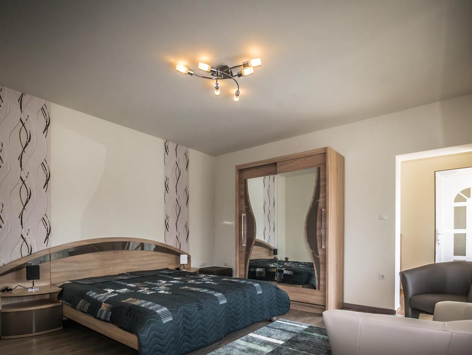 Bed, Living room, Photo of the whole room, Seating area, Bedroom, fireplace