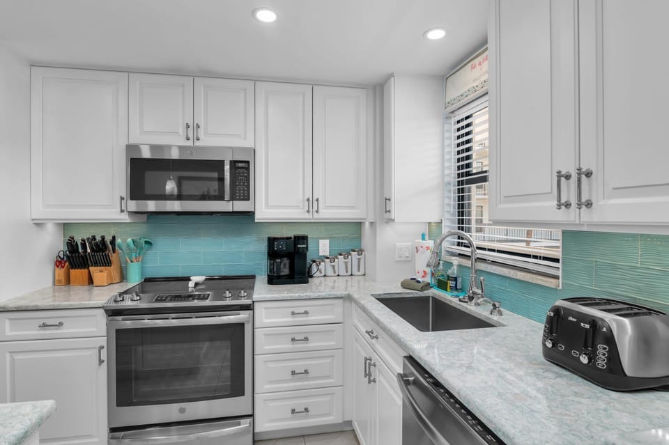 Renovated 2 Story 2 bed 2 bath Cabana Unit w/ On-Site Dolphin Tiki Apartment in Marco Island