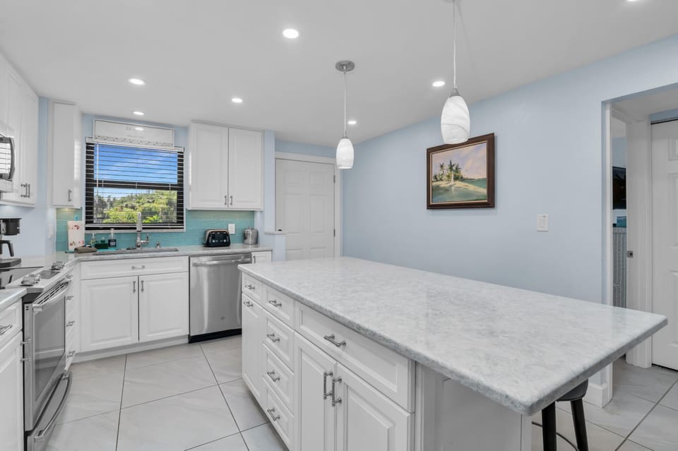 Renovated 2 Story 2 bed 2 bath Cabana Unit w/ On-Site Dolphin Tiki Apartment in Marco Island