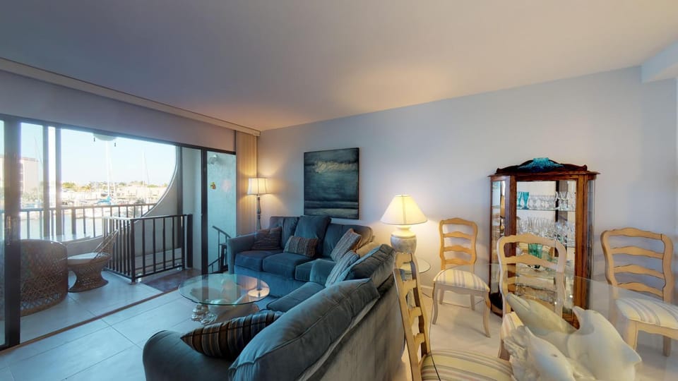 Renovated 2 Story 2 bed 2 bath Cabana Unit w/ On-Site Dolphin Tiki Apartment in Marco Island