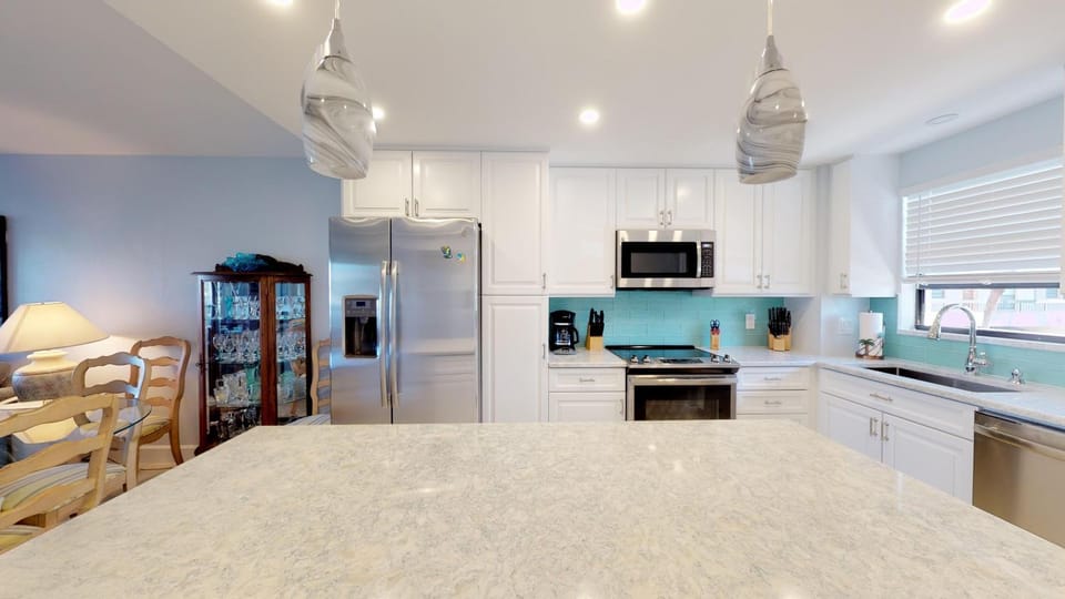 Renovated 2 Story 2 bed 2 bath Cabana Unit w/ On-Site Dolphin Tiki Apartment in Marco Island