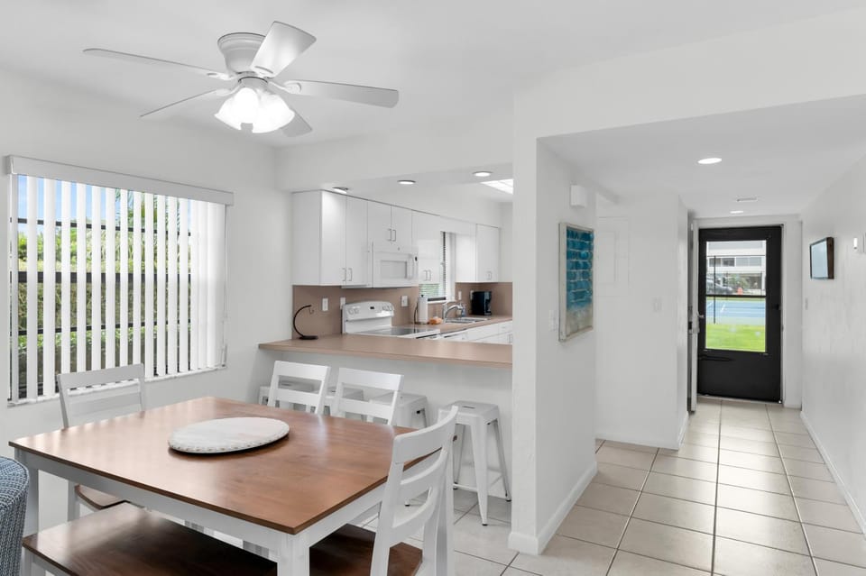 Seaview #110 - Just Steps From 1 of 4 Public Beach Access Points Apartment in Marco Island
