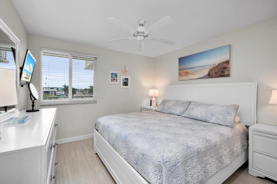 Breathtaking Sunsets @ This Beachfront Beauty, On-Site Restaurant/Tiki Bar Apartment in Marco Island