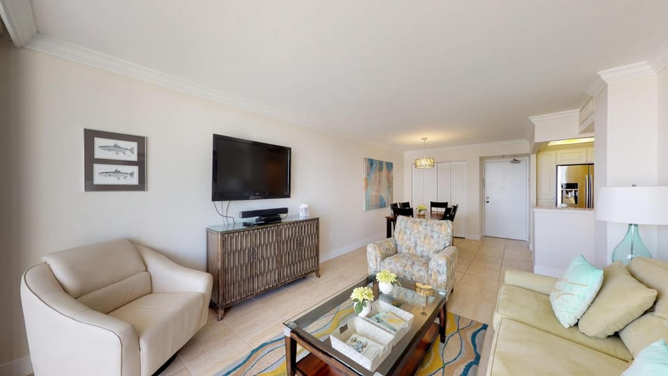 Views Stretching Down Entire Beach I Stunning Beachfront 2 Bed Condo Apartment in Marco Island