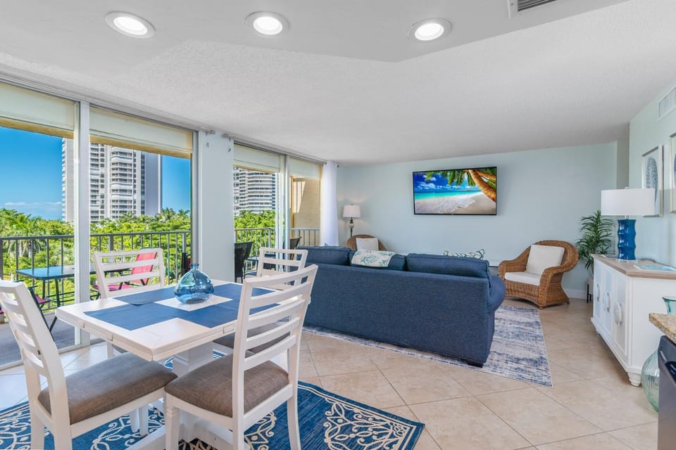 Renovated Condo Offering Free Beach Access Apartment in Marco Island