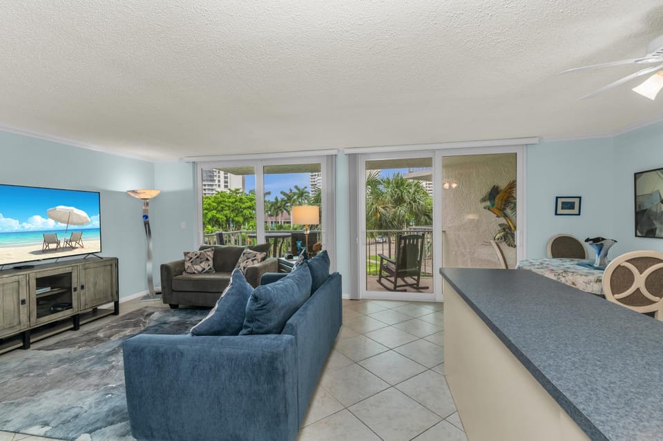 1 Bedroom / New Furniture / Direct beach access / Across from J.W. Marriott Apartment in Marco Island