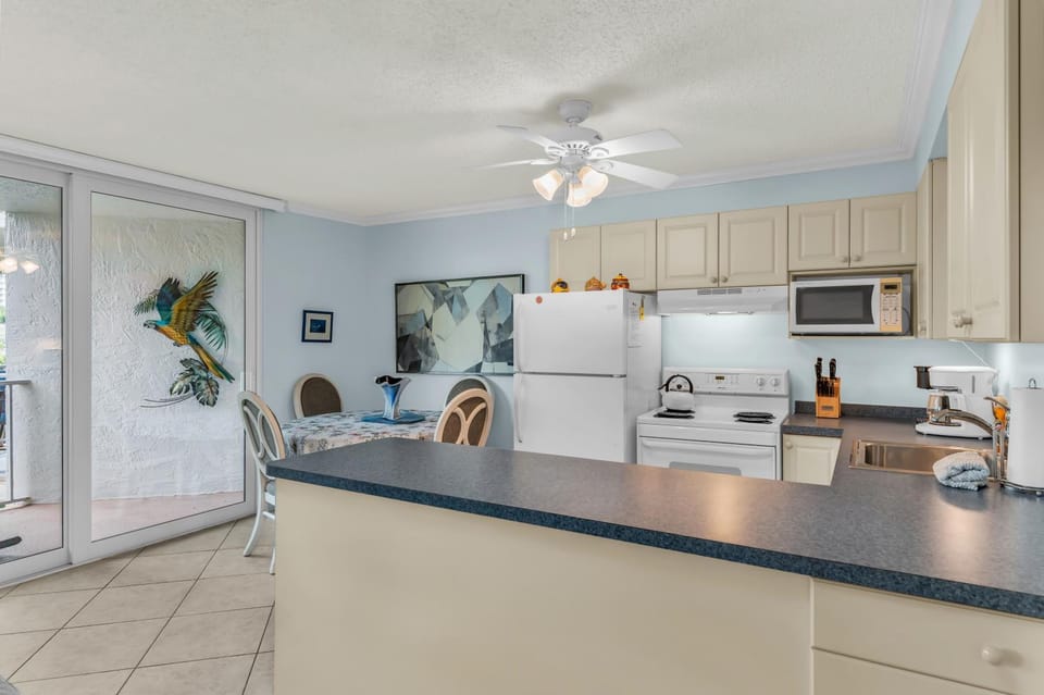 1 Bedroom / New Furniture / Direct beach access / Across from J.W. Marriott Apartment in Marco Island