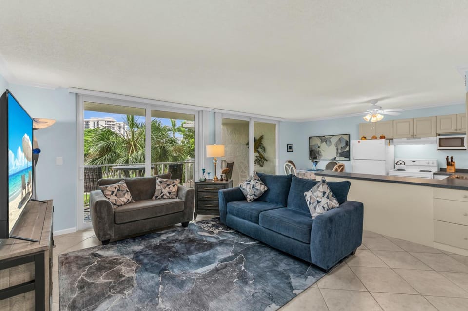 1 Bedroom / New Furniture / Direct beach access / Across from J.W. Marriott Apartment in Marco Island