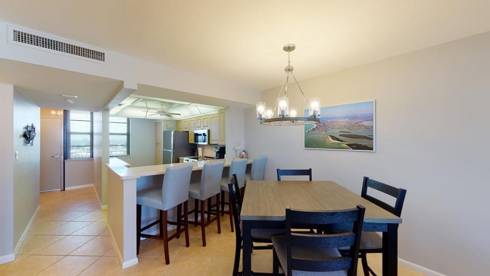 Beachfront, Amazing Southern Views 10th floor, Tower 3, Sleeps 5 Apartment in Marco Island