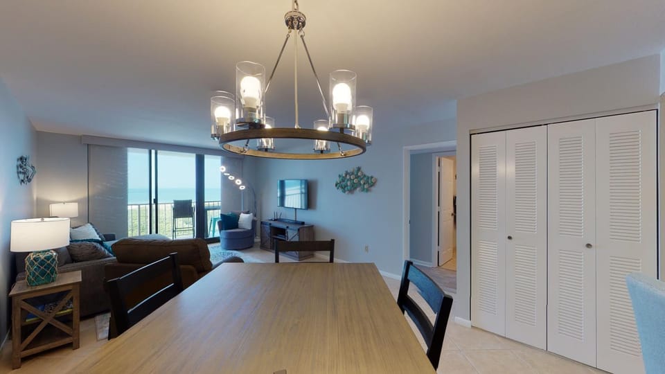 Beachfront, Amazing Southern Views 10th floor, Tower 3, Sleeps 5 Apartment in Marco Island