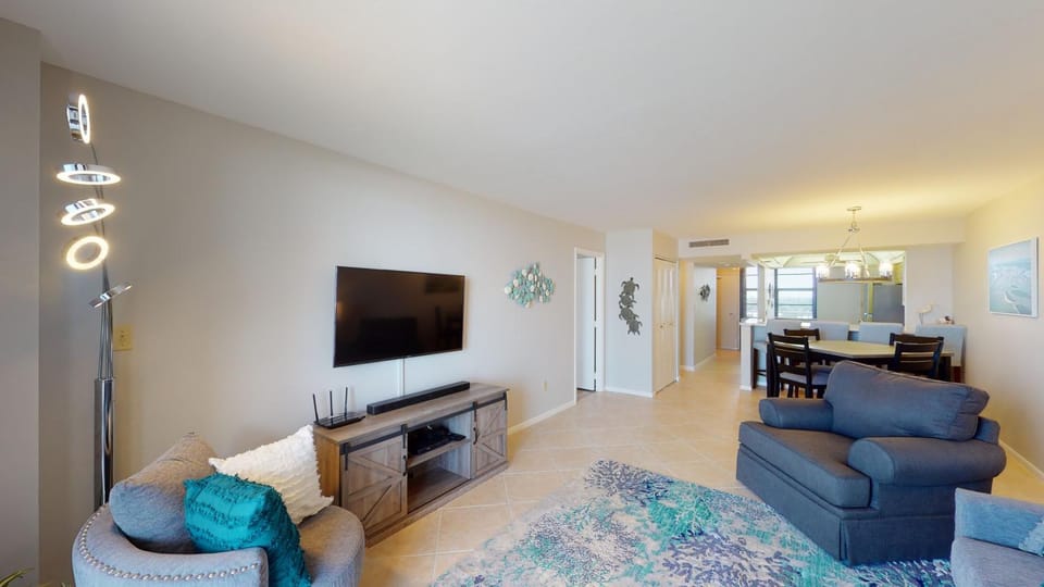 Beachfront, Amazing Southern Views 10th floor, Tower 3, Sleeps 5 Apartment in Marco Island