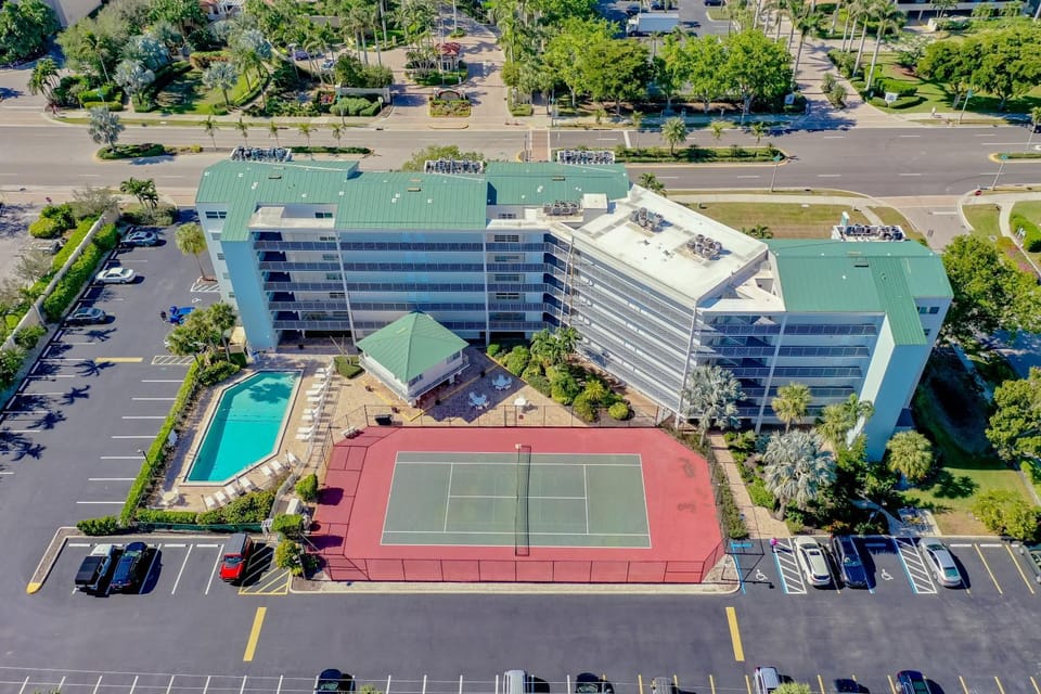 Location, Location Free Beach Access Apartment in Marco Island
