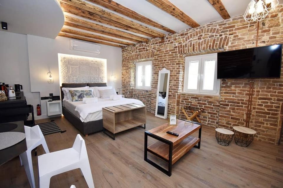 Bed, TV and multimedia, Living room, Seating area