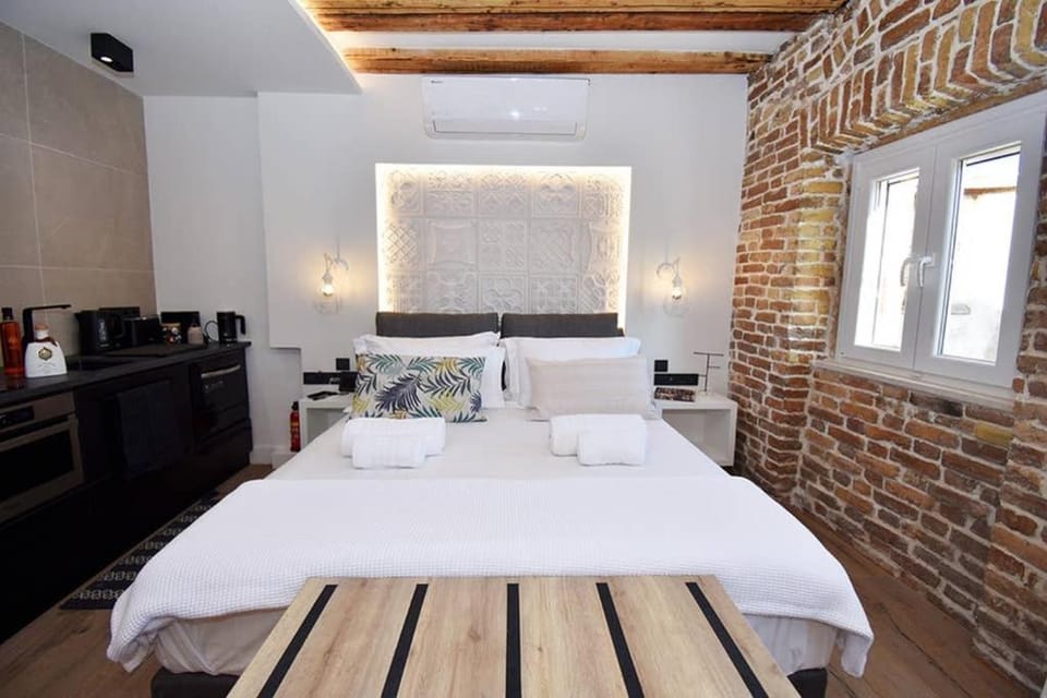 Bed, Kitchen or kitchenette