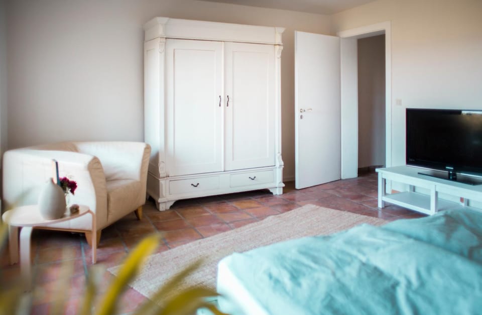 Bed, TV and multimedia, Photo of the whole room, Seating area, Bedroom