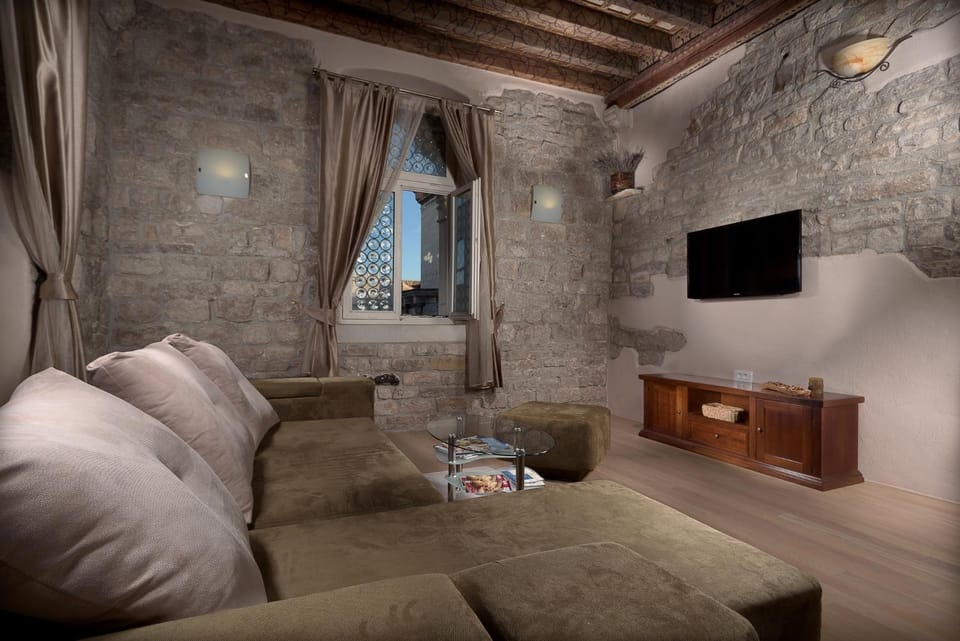 Communal lounge/ TV room, Living room