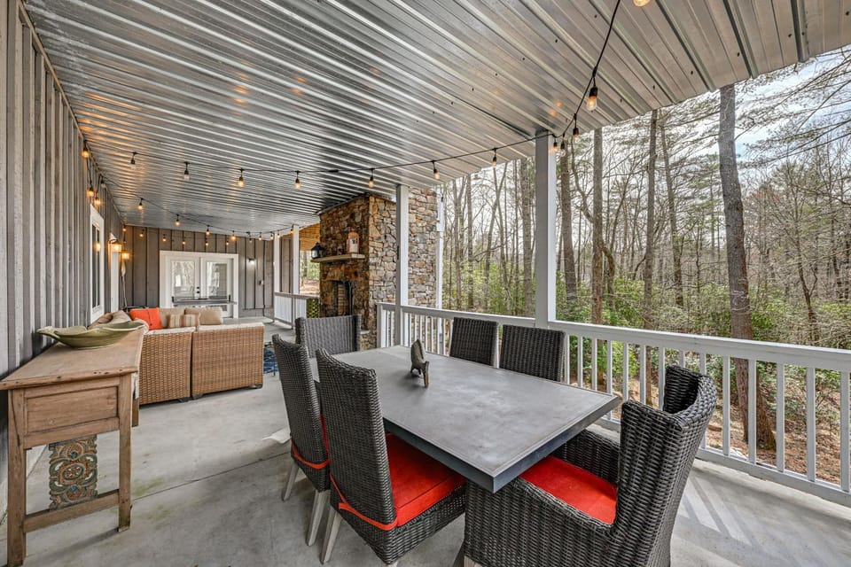 Outdoor Fireplace + Views ‘Mountain Bearadise’ House in Tennessee