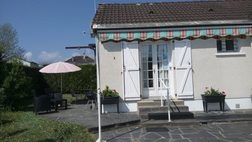 Patio, Facade/entrance, BBQ facilities, Garden