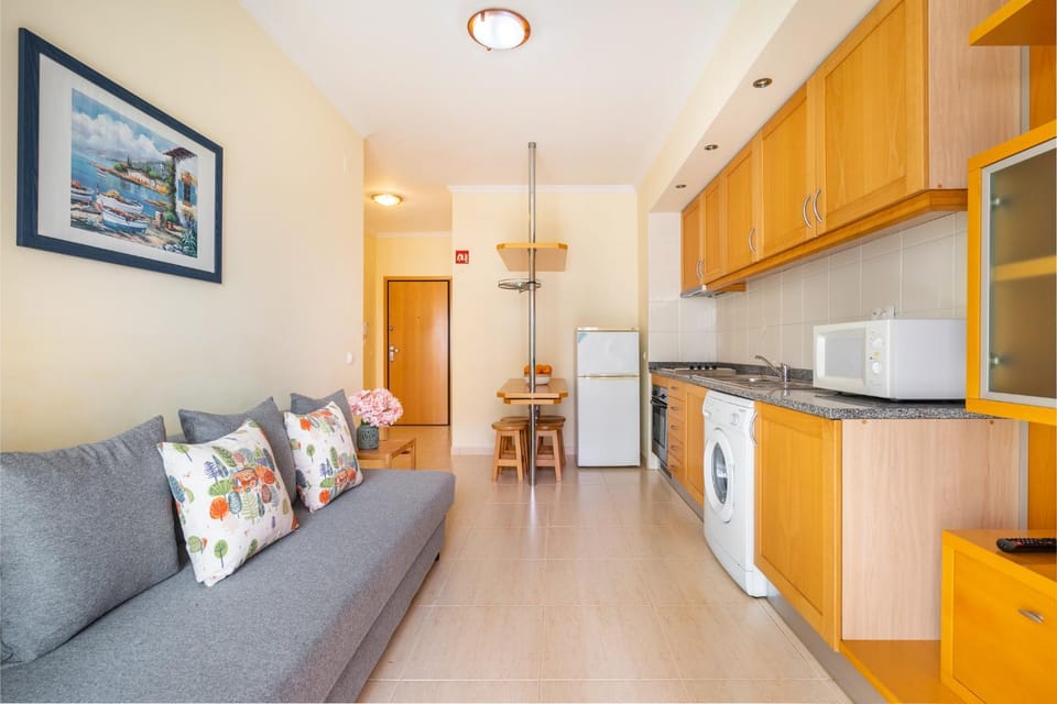 Kitchen or kitchenette, Living room, Seating area, Dining area