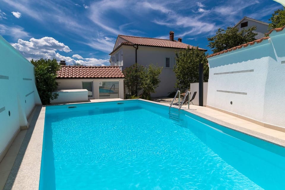 Property building, Swimming pool, Swimming pool