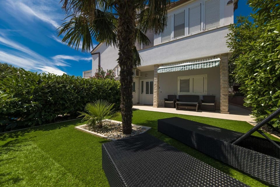 Property building, Balcony/Terrace, Seating area