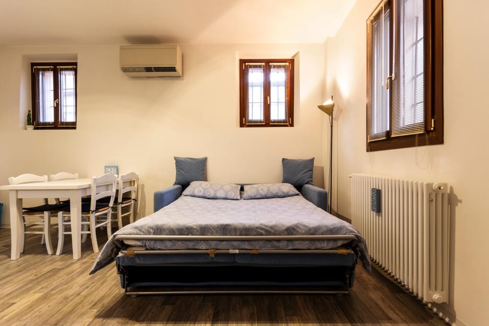 Bed, Living room