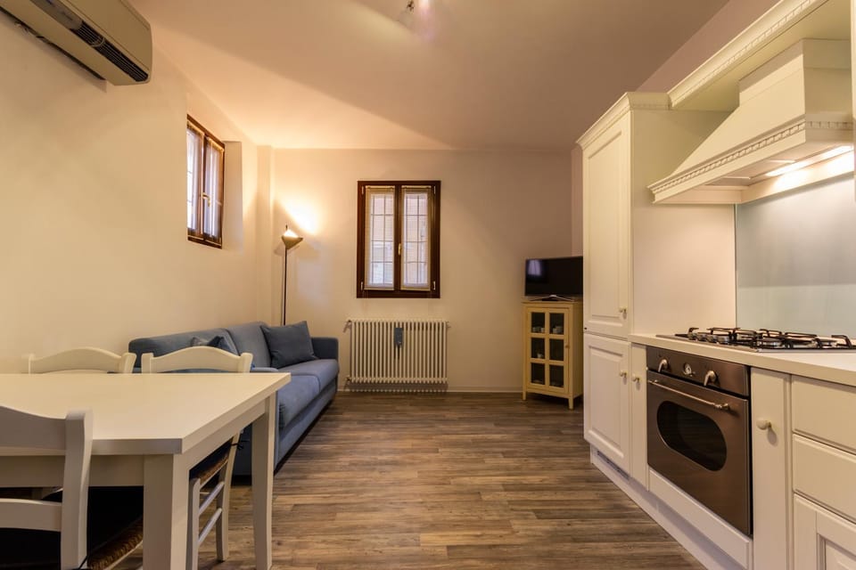 TV and multimedia, Kitchen or kitchenette, Living room, Photo of the whole room, Dining area