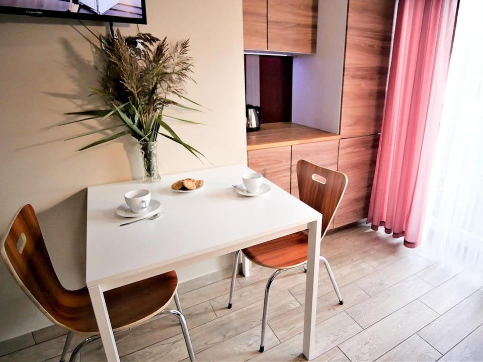 TV and multimedia, Kitchen or kitchenette, Living room, Seating area, Dining area