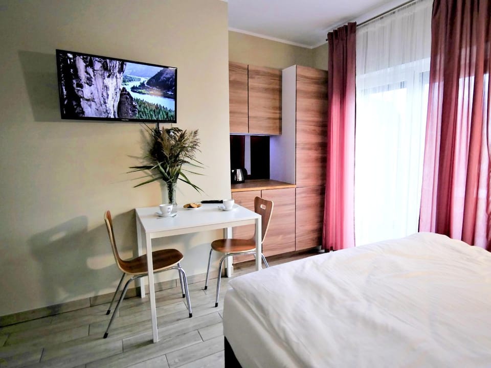 Bed, TV and multimedia, Coffee/tea facilities, Kitchen or kitchenette, Dining area, Bedroom, air conditioner